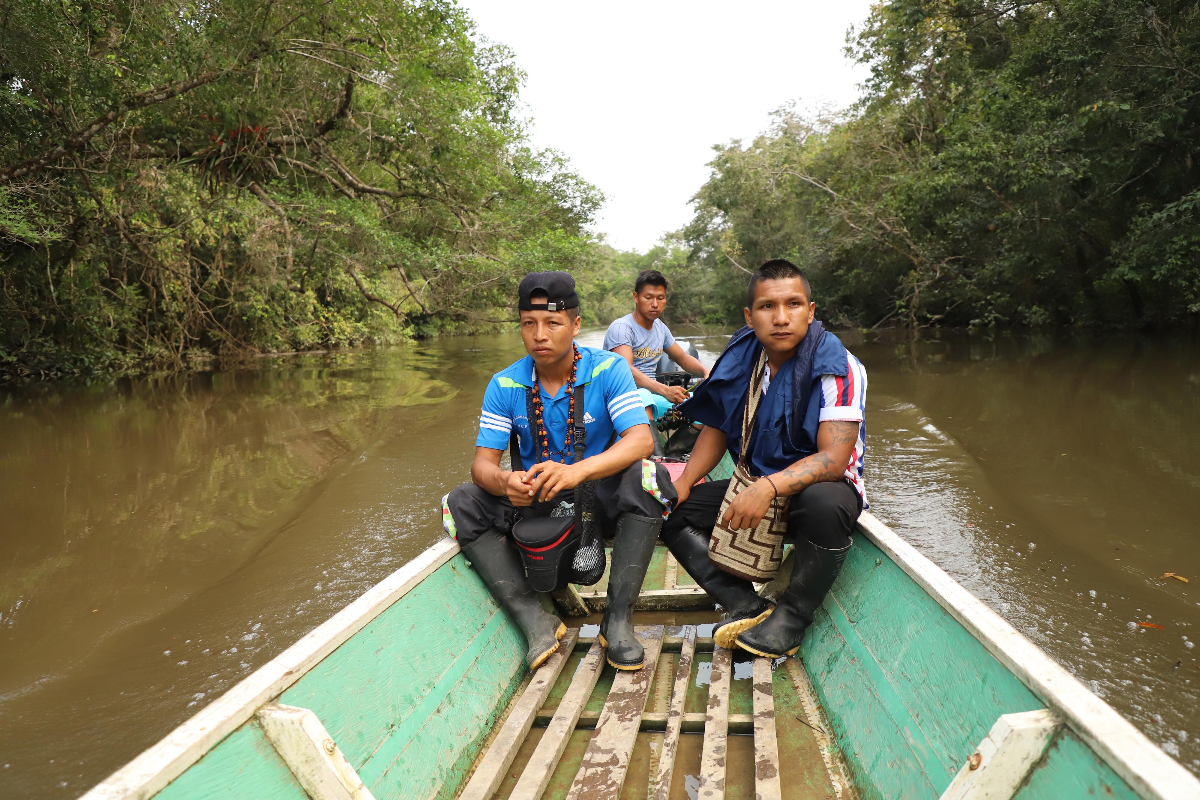 Pescadores en un bote por el río Caquetá en Colombia.