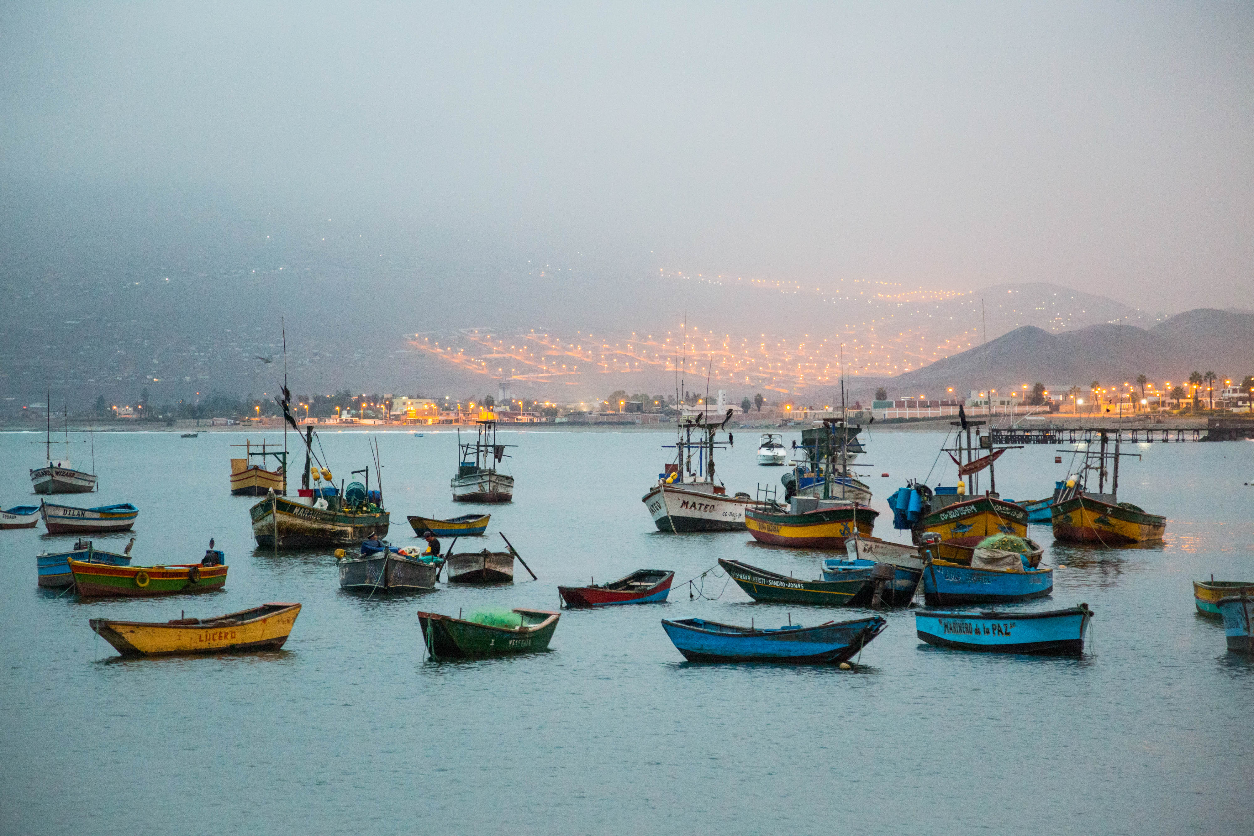 Una docena de botes de pescadores en la bahía