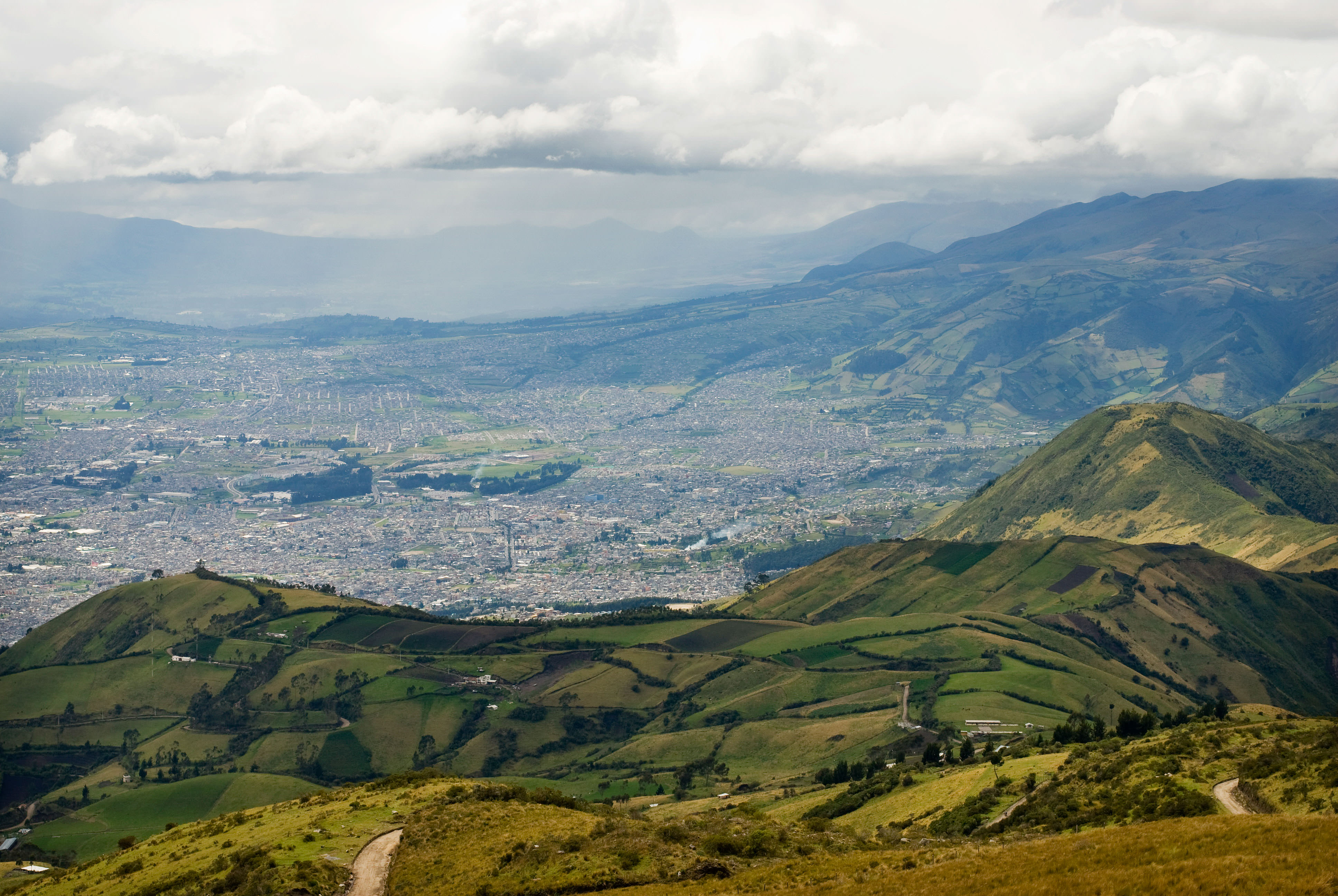 Quito se encuentra en las laderas del volcán activo Pichincha en las montañas de los Andes o en el centro norte de Ecuador.
