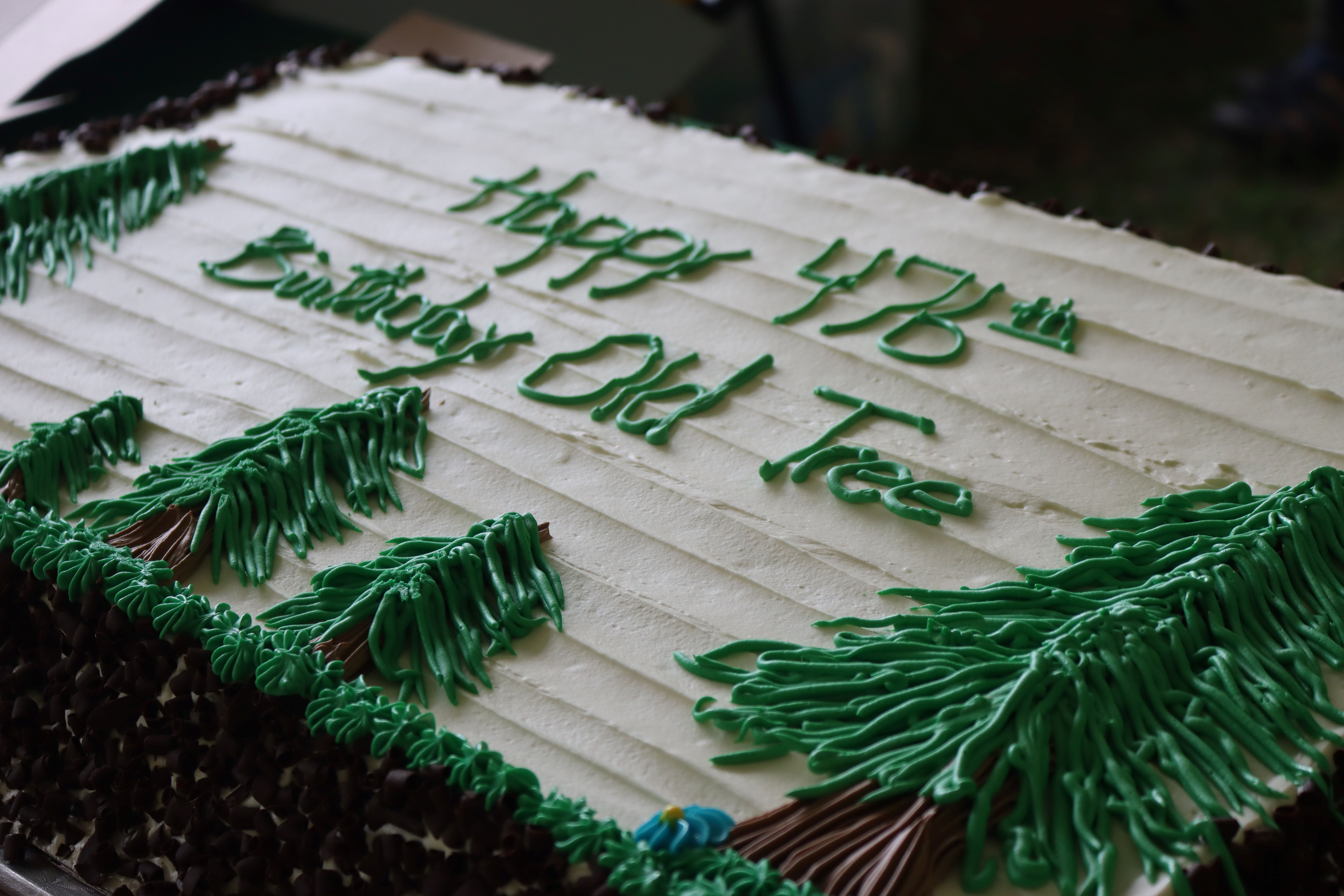 Cake that says happy birthday old tree.